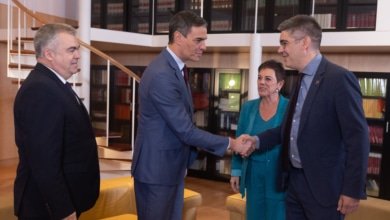SpowSed's tweet photo. @sanchezcastejon Pasarás a la historia como el que  negociaba con asesinos. Como va lo de tu hermano, la jefa y el ceo de la guardia civil? Panda psicópatas https://t.co/wC0w93Mq0F