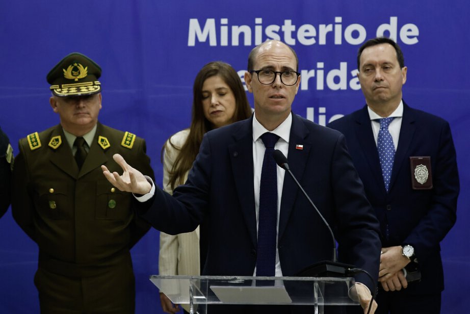 PRChile's tweet photo. 1️⃣🚨 El @GobiernodeChile anunció un potente paquete de indicaciones para endurecer la Ley de Responsabilidad Penal Adolescente. 
Tras una serie de graves delitos protagonizados por menores, el ministro @martinarrau confirmó que se aplicará "discusión inmediata" a la reforma. https://t.co/2qTRLVC1ir