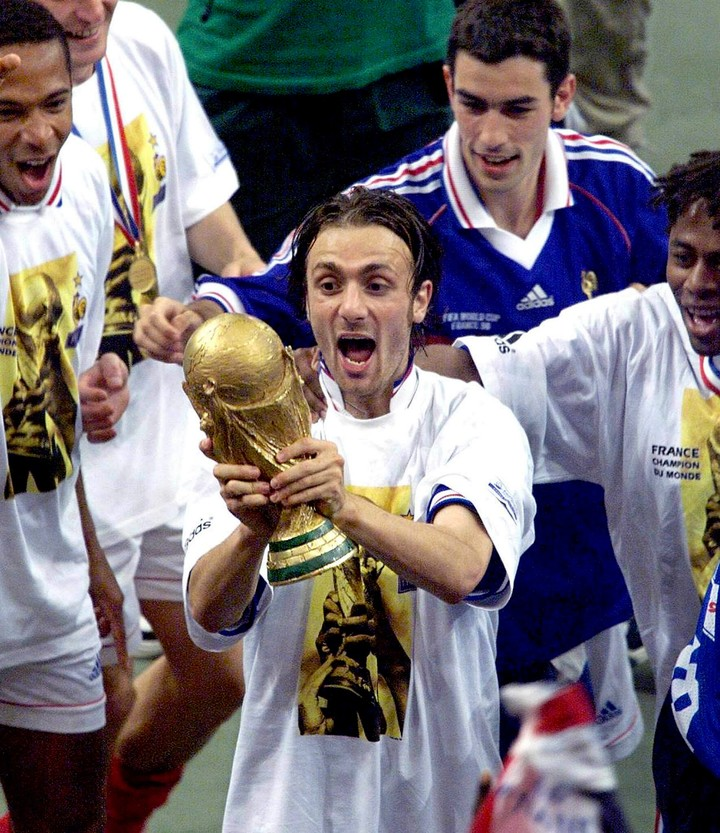 mitrocepan's tweet photo. @Tecladovich @sudanalytics_ Dugarry campeon del mundo con Francia 98, tiene los mismos mundiales que Messi asi que respeten los rangos, el campeón del mundo puede declarar lo que quiera 🤫🤫🤫 https://t.co/QudlZzkZMW