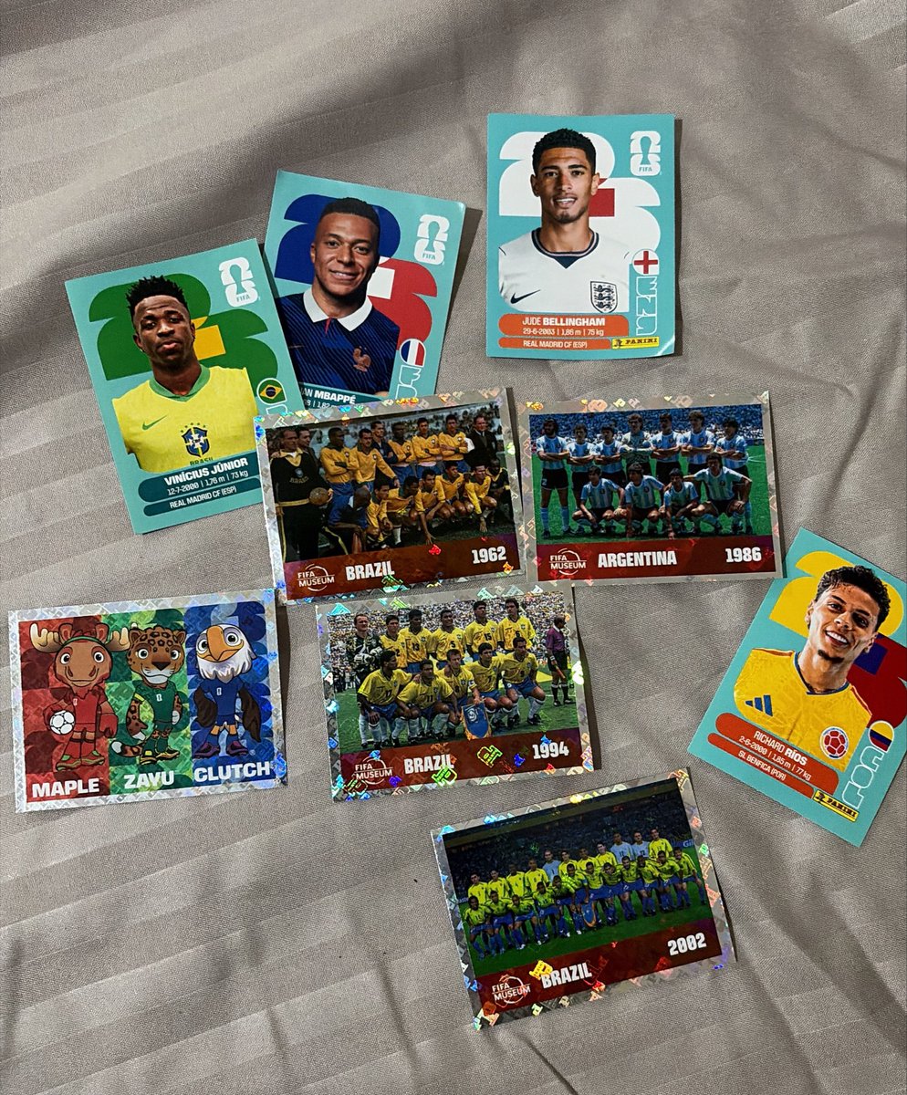 meetsdevil's tweet photo. comprei 4 pacotinhos da copa e fiquei acrílica https://t.co/UL3BM07gYp