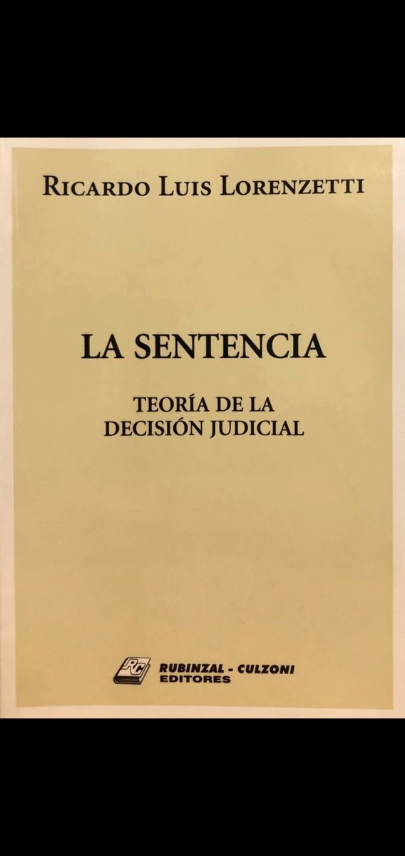 23Rapp's tweet photo. "De Ricardo Luis Lorenzetti a Ferrajoli: la sentencia" análisis entre la teoría de la decisión judicial de Ricardo Luis Lorenzetti (especialmente su libro La sentencia. Teoría de la decisión judicial, Rubinzal-Culzoni, 2022) y el pensamiento de Luigi Ferrajoli, particularmente su garantismo (teoría del garantismo penal y constitucional).

Lorenzetti y "La sentencia"
Ricardo Luis Lorenzetti, juez de la Corte Suprema de Justicia de Argentina (y ex presidente de la misma), desarrolla en esta obra una teoría práctica y estructurada de cómo deben elaborarse las sentencias judiciales en el contexto del Estado Constitucional de Derecho.

Estructura principal del libro 
- Cambio de sistema: Describe la era del desorden, descodificación, surgimiento de microsistemas y crisis de nociones tradicionales como "pueblo" o "ciudadano".
- Procedimiento de argumentación legítima y controlable: Propone un método escalonado:
  1. Deducción de una regla formalmente válida (regla en casos fáciles).
  2. Control de esa solución deductiva.
  3. Argumentación en casos difíciles (conflictos entre reglas y principios).
  4. Solución basada en paradigmas (explicación y armonización), con énfasis en paradigmas como el protectorio, colectivo, consecuencialista y del Estado de Derecho Constitucional.
- Sentencias atípicas: Discute sentencias sobre bienes colectivos, mandatos al Ejecutivo o Legislativo, y problemas de implementación.

Lorenzetti enfatiza la legitimidad controlable de la decisión judicial, equilibrando deducción, argumentación y paradigmas constitucionales, con fuerte influencia de la jurisprudencia de la CSJN argentina. 
Su enfoque es pragmático y orientado a jueces, integrando derechos fundamentales, acceso a bienes jurídicos y límites al poder.

Luigi Ferrajoli y el garantismo
Luigi Ferrajoli es un filósofo del derecho italiano conocido por su teoría del garantismo, expuesta principalmente en Derecho y razón. Teoría del garantismo penal. Defiende un positivismo garantista  o constitucional: el derecho como sistema de garantías para los derechos fundamentales, que limita el poder (incluido el judicial) y asegura validez sustancial más allá de la formal.

Claves de Ferrajoli:
- Distinción entre validez formal y sustancial.
- Garantías procesales e institucionales para evitar el "derecho penal del enemigo".
- Crítica al activismo judicial descontrolado y defensa de la imparcialidad, contradicción y legalidad estricta.
- Expansión del garantismo al constitucionalismo global y derechos humanos.

De Lorenzetti a Ferrajoli (posibles conexiones)
Ambos autores comparten un marco constitucionalista  y garantista:
- Lorenzetti ofrece un método operativo para que los jueces produzcan sentencias legítimas y controlables en contextos complejos (conflictos de principios, bienes colectivos, sentencias estructurales). Esto se alinea con el garantismo de Ferrajoli al exigir controlabilidad y sujeción a derechos fundamentales.
- Ferrajoli proporciona el fundamento teórico (garantías sustanciales, límites al poder, positivismo crítico) que Lorenzetti aplica en la práctica judicial argentina.
- En citas y doctrina argentina, ambos se mencionan juntos en debates sobre decisión judicial, imparcialidad, activismo vs. garantismo y rol del juez en el Estado Constitucional.

Diferencias:
- Lorenzetti es más pragmático y jurisprudencial (enfocado en paradigmas y casos concretos de la CSJN).
- Ferrajoli es más teórico-filosófico, con énfasis en el garantismo penal y la crítica al populismo punitivo o judicial.