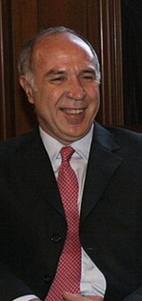 23Rapp's tweet photo. "De Ricardo Luis Lorenzetti a Ferrajoli: la sentencia" análisis entre la teoría de la decisión judicial de Ricardo Luis Lorenzetti (especialmente su libro La sentencia. Teoría de la decisión judicial, Rubinzal-Culzoni, 2022) y el pensamiento de Luigi Ferrajoli, particularmente su garantismo (teoría del garantismo penal y constitucional).

Lorenzetti y "La sentencia"
Ricardo Luis Lorenzetti, juez de la Corte Suprema de Justicia de Argentina (y ex presidente de la misma), desarrolla en esta obra una teoría práctica y estructurada de cómo deben elaborarse las sentencias judiciales en el contexto del Estado Constitucional de Derecho.

Estructura principal del libro 
- Cambio de sistema: Describe la era del desorden, descodificación, surgimiento de microsistemas y crisis de nociones tradicionales como "pueblo" o "ciudadano".
- Procedimiento de argumentación legítima y controlable: Propone un método escalonado:
  1. Deducción de una regla formalmente válida (regla en casos fáciles).
  2. Control de esa solución deductiva.
  3. Argumentación en casos difíciles (conflictos entre reglas y principios).
  4. Solución basada en paradigmas (explicación y armonización), con énfasis en paradigmas como el protectorio, colectivo, consecuencialista y del Estado de Derecho Constitucional.
- Sentencias atípicas: Discute sentencias sobre bienes colectivos, mandatos al Ejecutivo o Legislativo, y problemas de implementación.

Lorenzetti enfatiza la legitimidad controlable de la decisión judicial, equilibrando deducción, argumentación y paradigmas constitucionales, con fuerte influencia de la jurisprudencia de la CSJN argentina. 
Su enfoque es pragmático y orientado a jueces, integrando derechos fundamentales, acceso a bienes jurídicos y límites al poder.

Luigi Ferrajoli y el garantismo
Luigi Ferrajoli es un filósofo del derecho italiano conocido por su teoría del garantismo, expuesta principalmente en Derecho y razón. Teoría del garantismo penal. Defiende un positivismo garantista  o constitucional: el derecho como sistema de garantías para los derechos fundamentales, que limita el poder (incluido el judicial) y asegura validez sustancial más allá de la formal.

Claves de Ferrajoli:
- Distinción entre validez formal y sustancial.
- Garantías procesales e institucionales para evitar el "derecho penal del enemigo".
- Crítica al activismo judicial descontrolado y defensa de la imparcialidad, contradicción y legalidad estricta.
- Expansión del garantismo al constitucionalismo global y derechos humanos.

De Lorenzetti a Ferrajoli (posibles conexiones)
Ambos autores comparten un marco constitucionalista  y garantista:
- Lorenzetti ofrece un método operativo para que los jueces produzcan sentencias legítimas y controlables en contextos complejos (conflictos de principios, bienes colectivos, sentencias estructurales). Esto se alinea con el garantismo de Ferrajoli al exigir controlabilidad y sujeción a derechos fundamentales.
- Ferrajoli proporciona el fundamento teórico (garantías sustanciales, límites al poder, positivismo crítico) que Lorenzetti aplica en la práctica judicial argentina.
- En citas y doctrina argentina, ambos se mencionan juntos en debates sobre decisión judicial, imparcialidad, activismo vs. garantismo y rol del juez en el Estado Constitucional.

Diferencias:
- Lorenzetti es más pragmático y jurisprudencial (enfocado en paradigmas y casos concretos de la CSJN).
- Ferrajoli es más teórico-filosófico, con énfasis en el garantismo penal y la crítica al populismo punitivo o judicial.