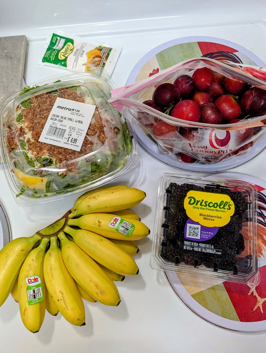 GitteTalk's tweet photo. And what, pray tell, is the best thing to do, to get out of the heat?? Yes - go shopping! In my case, for COLD & refreshing #food! Can't go wrong with a #salad & #fruit!
Just LOOK at those cute banana's! And a NEW fruit! They're called #CHERRY #PLUMS - & they're sweet+ DELICIOUS! https://t.co/47qgrDOZLB