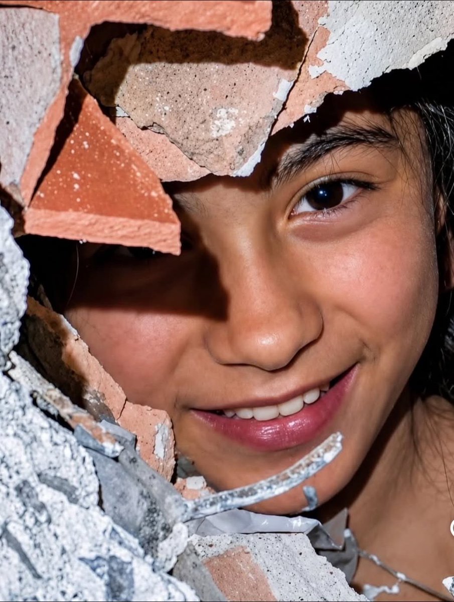 gabyarocha's tweet photo. Fabiana Blanco, la niña con la mejor actitud en una emergencia, la de la foto que merece un Premio Pulitzer, es una jovencita muy dulce.

Viendo lo fuerte y agradecida que está, se le alegra a uno un poquito el corazón. ♥️ 

Escúchenla.
 https://t.co/czEZZ3goHT https://t.co/3S9mXXMekw