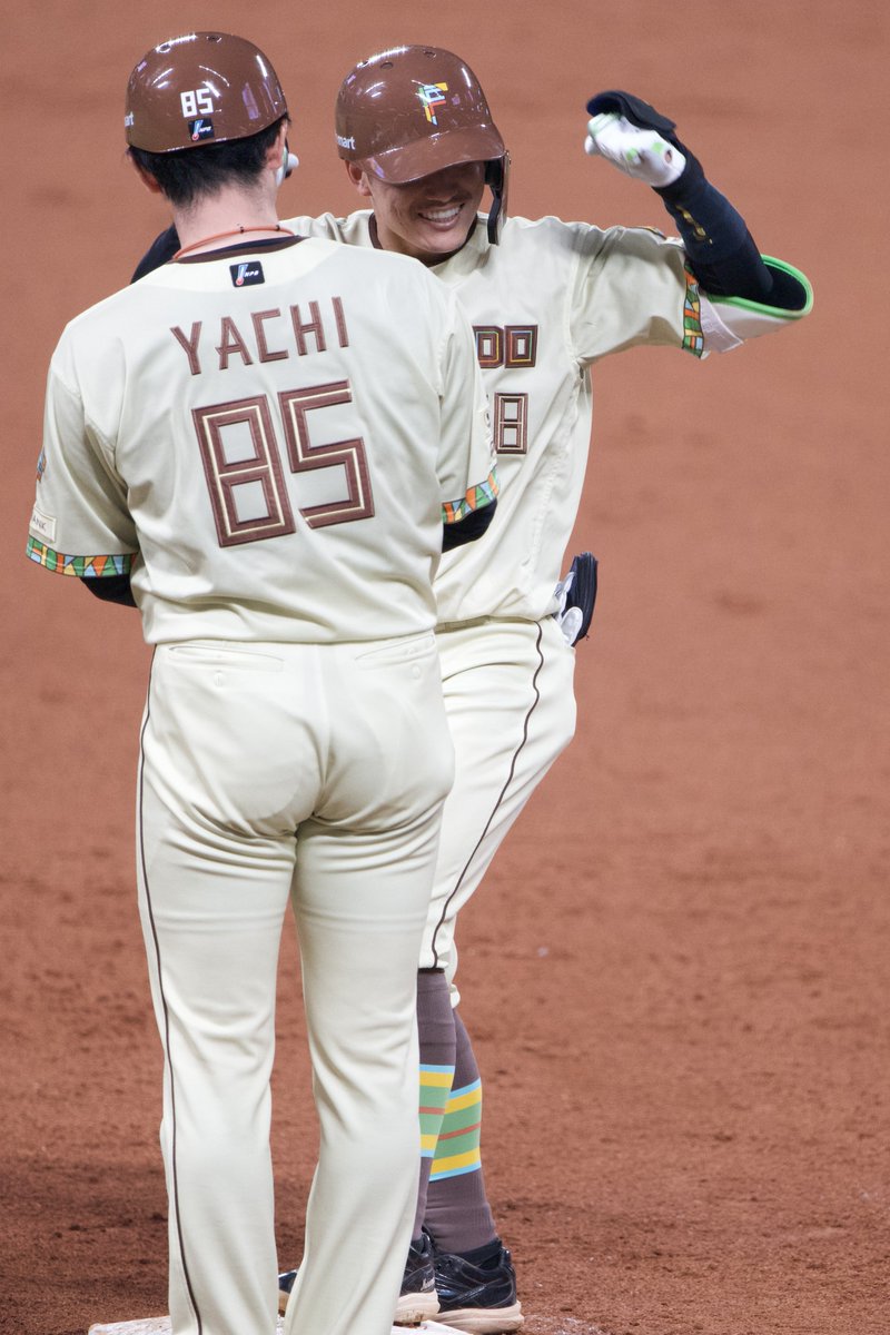 galbo52's tweet photo. 奈良間くんへ

ヒット打って嬉しいのはわかるけど谷内さんを威嚇するのはおやめろください笑笑 https://t.co/VKupoQYcAa
