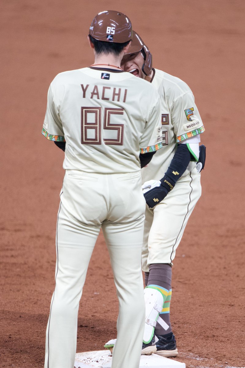 galbo52's tweet photo. 奈良間くんへ

ヒット打って嬉しいのはわかるけど谷内さんを威嚇するのはおやめろください笑笑 https://t.co/VKupoQYcAa