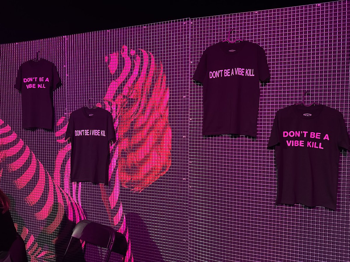 darren_scott's tweet photo. At Club Confessions for @AttitudeMag - everyone’s taking their places at the front ready for The Queen! 

Exclusive t-shirts…. £65! https://t.co/09qOQ6beCX