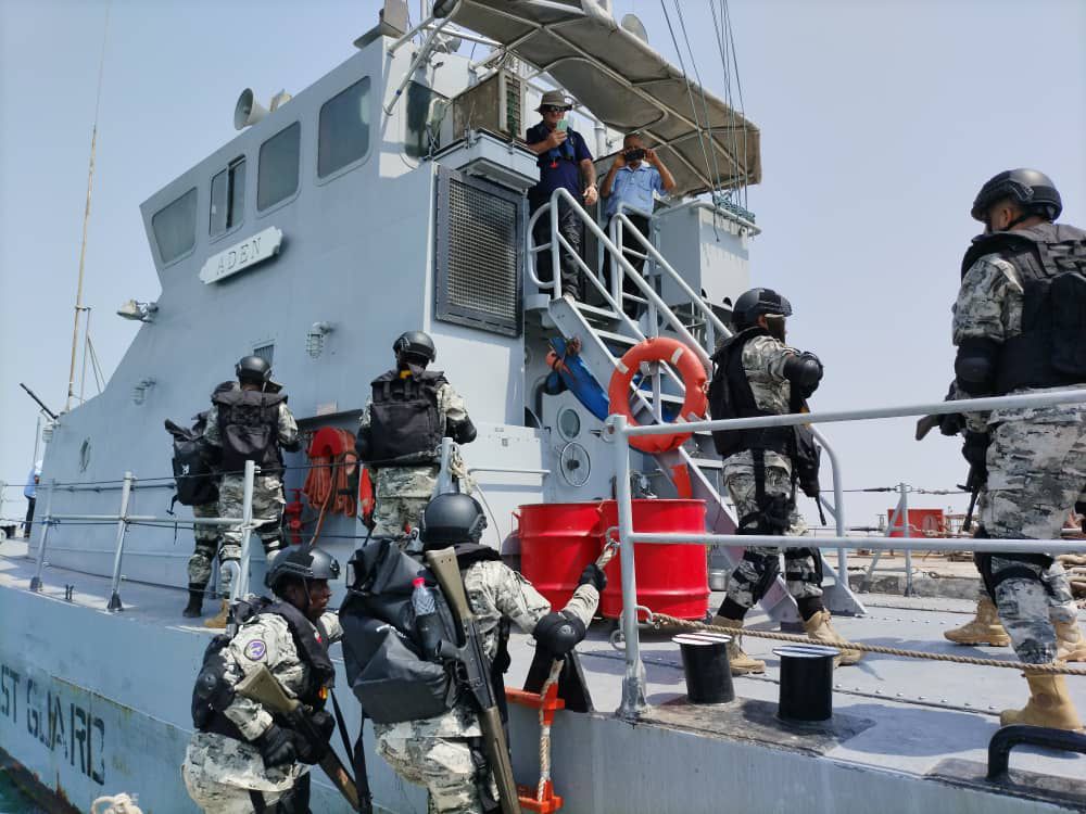 d74054's tweet photo. خفر السواحل تختتم دورة الصعود والتفتيش والضبط بدعم من UNODC

إعلام خفر السواحل اليمني – عدن

الخميس 2 يوليو 2026م

اختتمت خفر السواحل اليمنية في عدن دورة متخصصة في الصعود والتفتيش والضبط، بدعم من مكتب الأمم المتحدة المعني بالمخدرات والجريمة (UNODC)، خلال الفترة من 21 يونيو إلى 2 يوليو 2026، بمشاركة 15 متدرباً، بينهم 11 من خفر السواحل و4 من جمارك عدن.

وتضمنت الدورة تدريباً نظرياً وعملياً على إجراءات الصعود والتفتيش، وجمع الأدلة، وإدارة المخاطر، والتعامل مع السفن وفق المعايير المهنية، واختتمت بتمرين ميداني استمر يومين لتطبيق المهارات المكتسبة.

وتأتي الدورة ضمن جهود تعزيز قدرات خفر السواحل وتطوير التعاون مع UNODC لدعم الأمن البحري وبناء الكفاءات الوطنية.

وشهد حفل الاختتام عدد من قيادات خفر السواحل وممثلو UNODC، الذين أكدوا أهمية استمرار الشراكة في دعم برامج التدريب والتأهيل.

لمزيد من التفاصيل زوروا موقعنا على الانترنت على الرابط التالي 

https://t.co/CTgK4jCezd

او على صفحه الفيسبوك 

https://t.co/Willc7KqSv

او على منصه إكس

https://t.co/KvdWxtRG5G