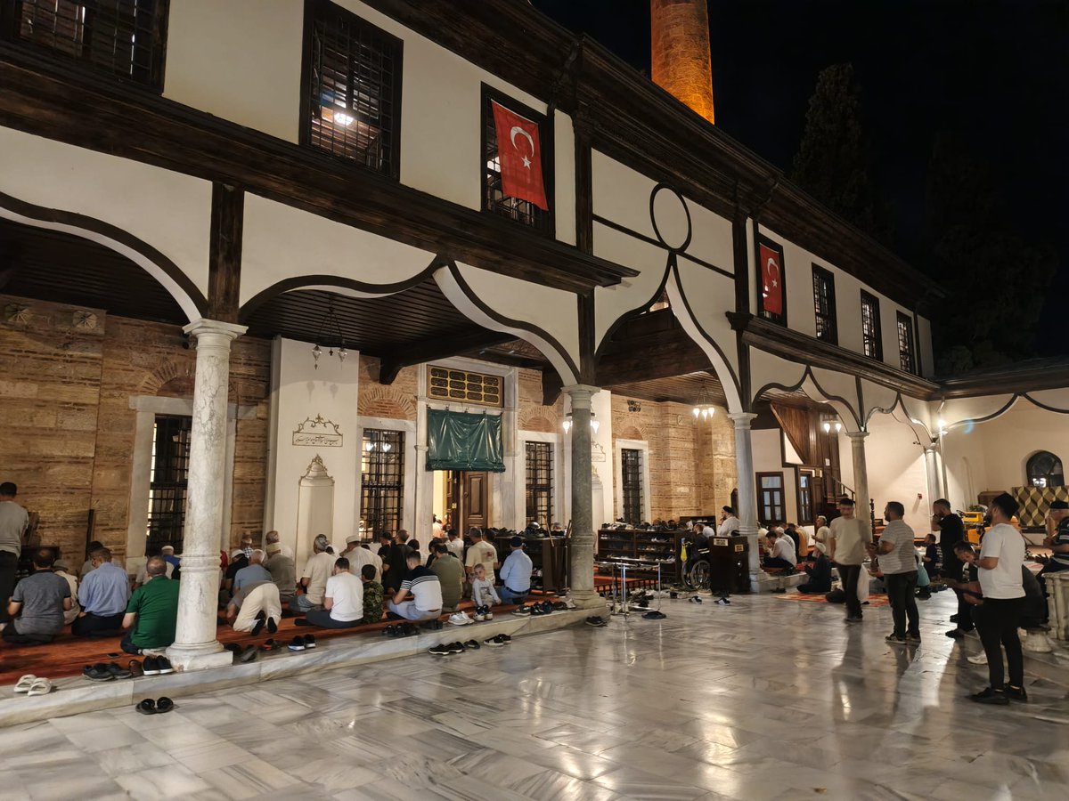 Bursavakiflar's tweet photo. Vakıflar Genel Müdürlüğümüz'ce her perşembe akşamı Emir Sultan Camii'nde gerçekleştirmiş olduğumuz yatsı namazı ve tesbihatı sonrası çorba ikramımızı yaptık. 
Emir Sultan Hazretleri'nin, Vakıf Bânîlerinin ruhları şâd, mekânları cennet olsun. Cumamız mübarek olsun inşaallah. https://t.co/LPuiNggylm