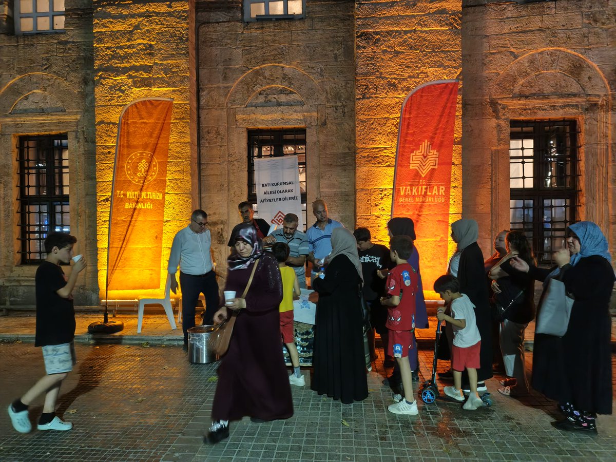 Bursavakiflar's tweet photo. Vakıflar Genel Müdürlüğümüz'ce her perşembe akşamı Emir Sultan Camii'nde gerçekleştirmiş olduğumuz yatsı namazı ve tesbihatı sonrası çorba ikramımızı yaptık. 
Emir Sultan Hazretleri'nin, Vakıf Bânîlerinin ruhları şâd, mekânları cennet olsun. Cumamız mübarek olsun inşaallah. https://t.co/LPuiNggylm