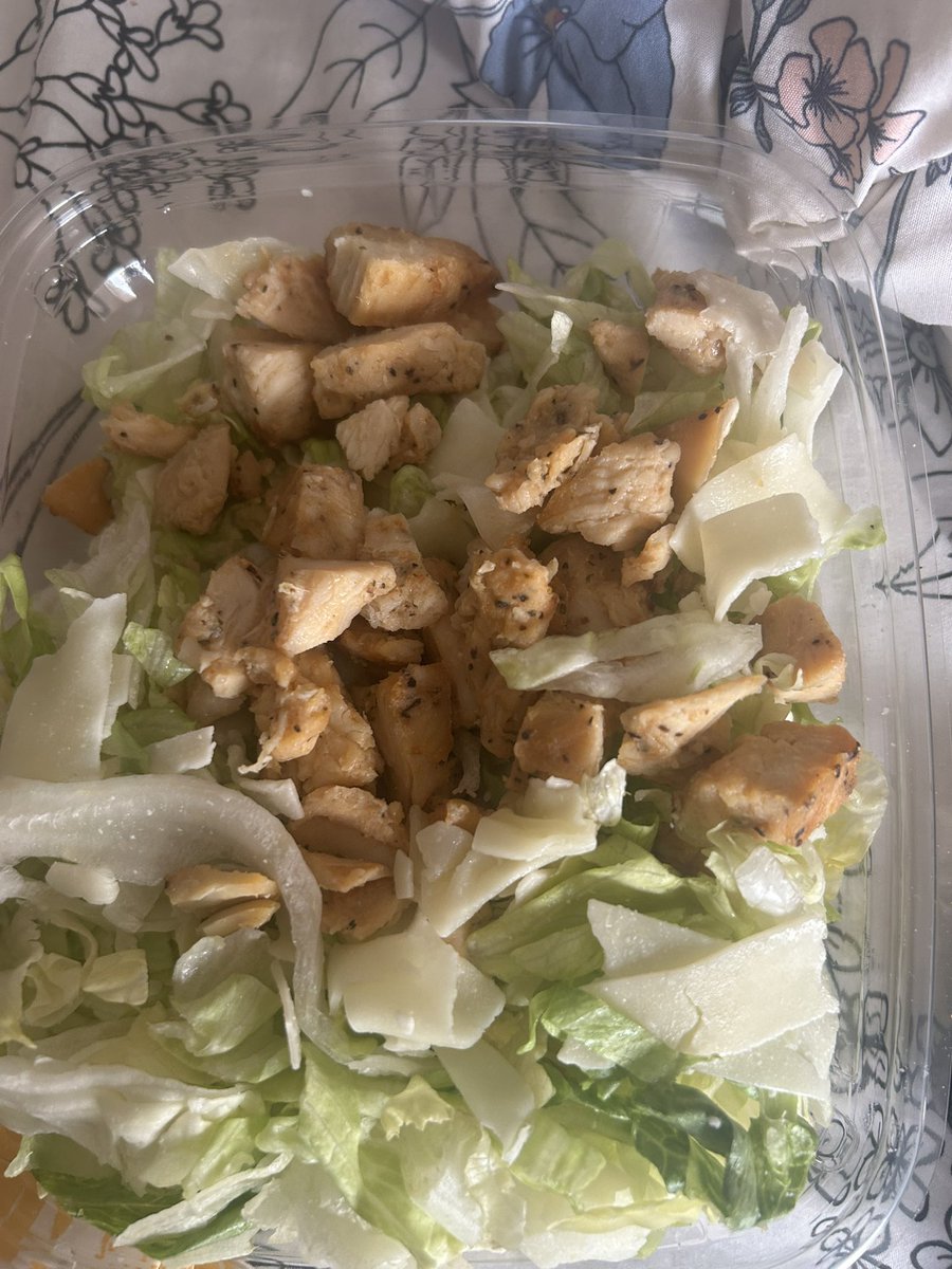 Beautifulmommi0's tweet photo. @Wendys I know yall fucking lying..!!! 10 for a Caesar salad !!! Get home to see rabbit food in a plastic container!! #dobetter…!!! https://t.co/U1Th24Z1Er