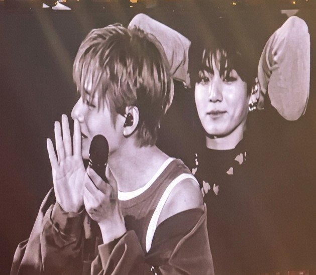 thvmnijungkook's tweet photo. ¿Y en qué idioma gritamos? 😭♥️ Taekook están tan salvajes, tan potentes, tan juntos. LOVERS♥️🩷 https://t.co/1p9JUq5BJw