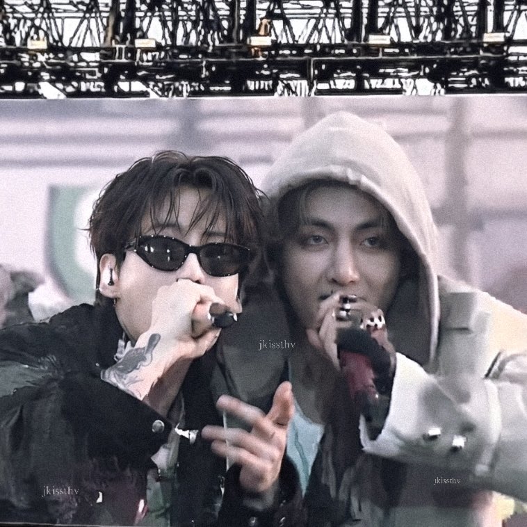 thvmnijungkook's tweet photo. ¿Y en qué idioma gritamos? 😭♥️ Taekook están tan salvajes, tan potentes, tan juntos. LOVERS♥️🩷 https://t.co/1p9JUq5BJw