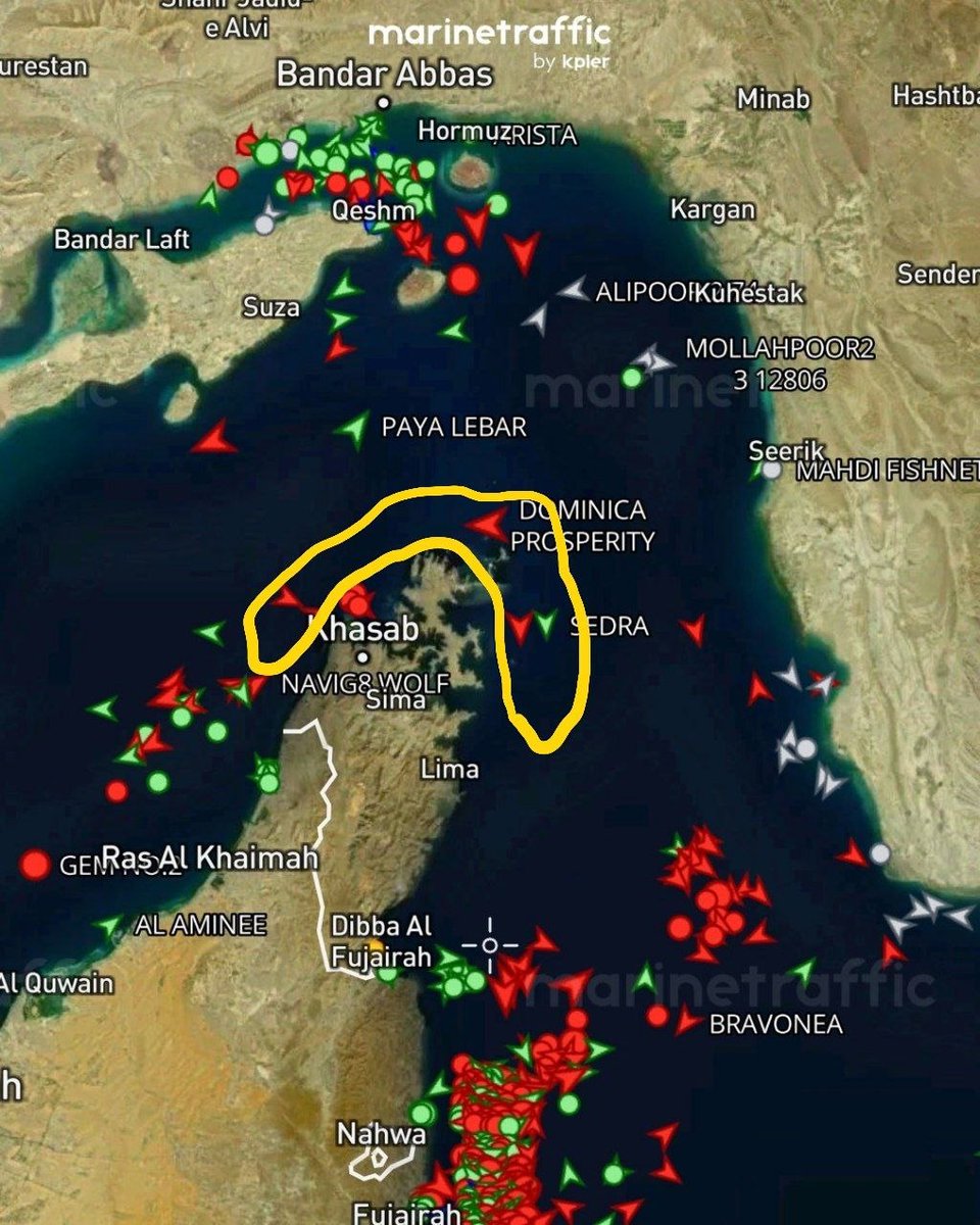 Defensa_Israel's tweet photo. Contrariamente a lo que anuncian en #Iran, el Estrecho de Ormuz sigue abierto a lo largo de la ruta que corre junto a la costa de Omán, a lo largo de la cual los EEUU brindan escolta militar a la navegación comercial.
🇺🇸🔥🇮🇷
- Recordemos que Irán exige a las navieras que no crucen el estrecho sin el permiso de la Guardia Revolucionaria, la cual reclama que se le paguen peajes por el derecho de paso.
- Los EEUU, que no reconocen ese derecho que reclama Teherán, brindan escolta armada en esta ruta alternativa por aguas omaníes (marcada en amarillo).