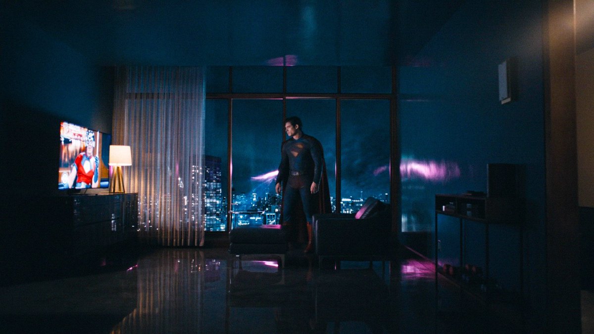 Nacao_DC's tweet photo. Algum dia ainda veremos Clark, Bruce e Diana nessa sala de apartamento https://t.co/UobQaqZToo