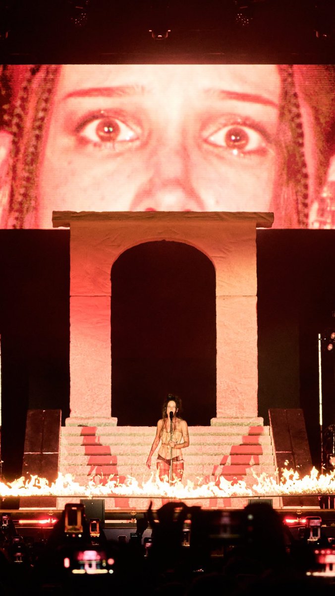 haIseylq's tweet photo. Halsey performing in Milan. https://t.co/XOwJn9Tut8