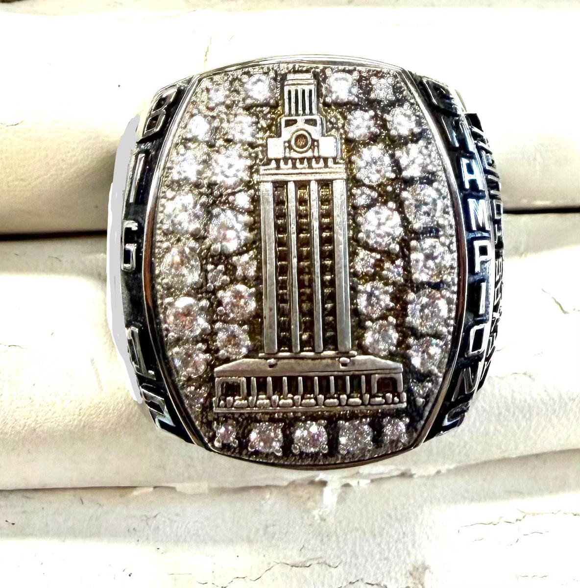 longhornrings's tweet photo. This is the 2012 @Big12Conference championship ring was earned by @TexasMSD.  @BalfourConnect made this beauty.  Texas finished the year ranked #2 in the nation.
#HookEm #ThisIsTexas
✅=In my collection🤘 https://t.co/T0ToRtpOxZ