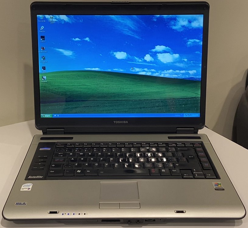 CadeRobEdwards's tweet photo. Would you buy a Windows XP laptop from a thrift store? https://t.co/MArjjuNN3T