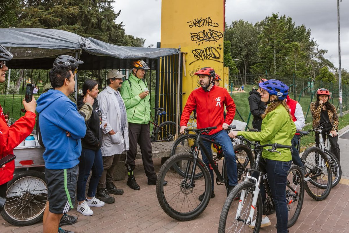 Maferoc's tweet photo. ¿Qué mejor que iniciar mi rol como @SectorMovilidad en el #DíaDeLaMovilidadSostenible?

Junto al alcalde @CarlosFGalan y al director del @idubogota  @OrlandoMolanoP recorrimos la nueva ciclorruta de la avenida Carrera 68, entre calles 13 y 63. Una obra que hoy le entregamos a la ciudadanía para conectar mejor sus recorridos. 

Asumo esta nueva etapa con mucha ilusión y con la convicción de seguir trabajando por una movilidad pensada en la ciudadanía, que integre los diferentes modos de transporte.