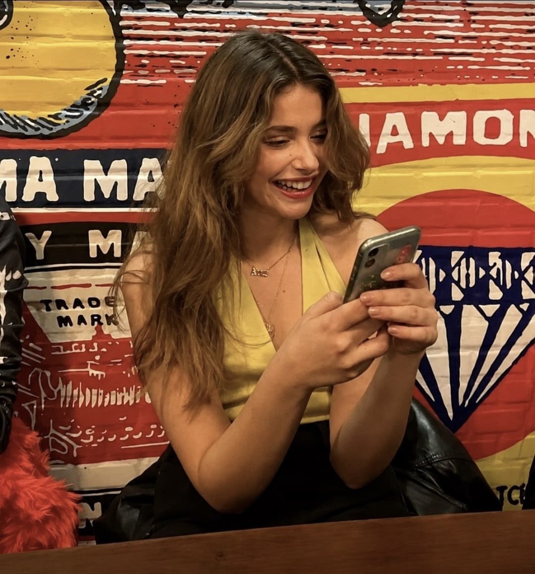 jaquivains's tweet photo. my yellow person                          💛 https://t.co/eNmvCIwLsa
