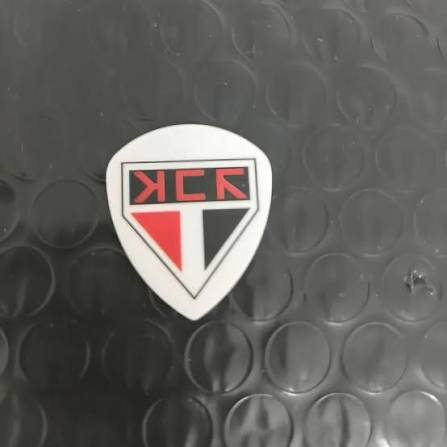6SetMeFree's tweet photo. muito me admira que ninguem ainda tenha feito uma camiseta do são paulo no estilo da jersey do MCR q nem os chilenos fizeram uma camiseta do colo colo com o desenho da palheta https://t.co/GI01t4fsbm