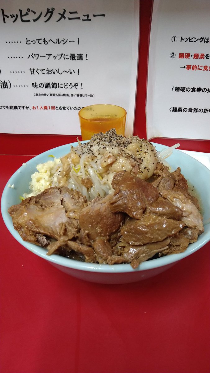 kodama1205's tweet photo. ラーメン二郎歌舞伎町7/2小豚、野菜、ニンニク、脂。
年に一度の東京医大脳神経外科。
診察終わりに来年の予約と3年ぶりの
MRIも予約。
病院を出るとお腹がすいた〜。
と言う事で歌舞伎町へ。
到着時空席有りでカウンターへ。
大量の塩っぱ旨の豚さん。
サクッと食べれる麺量。
美味しかったです。 https://t.co/wHZQ2kSQHT