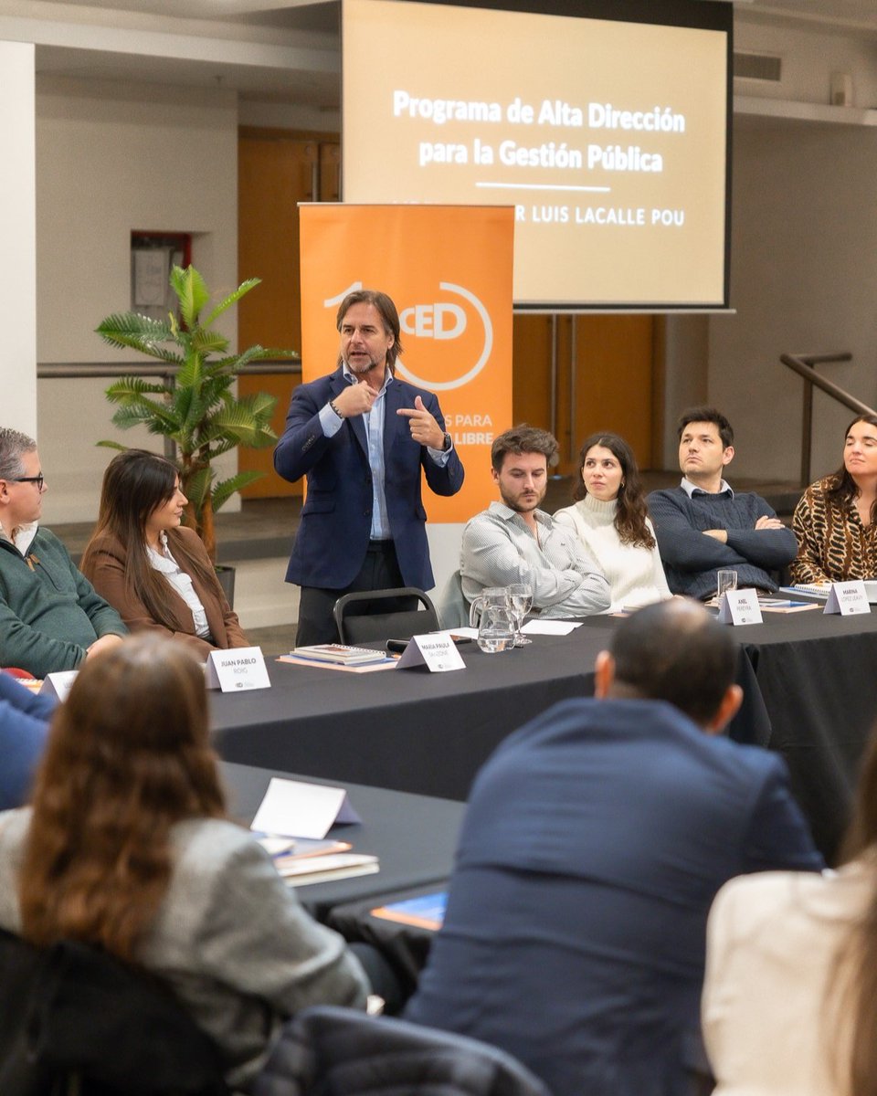 ced_uy's tweet photo. 📚 Ayer comenzó la segunda edición del Programa de Alta Dirección para la Gestión Pública del CED. Con más de 1.500 postulaciones recibidas, la propuesta liderada por @LuisLacallePou, volvió a despertar un gran interés. El expresidente estuvo a cargo de la primera clase. https://t.co/b28gQWjH0u