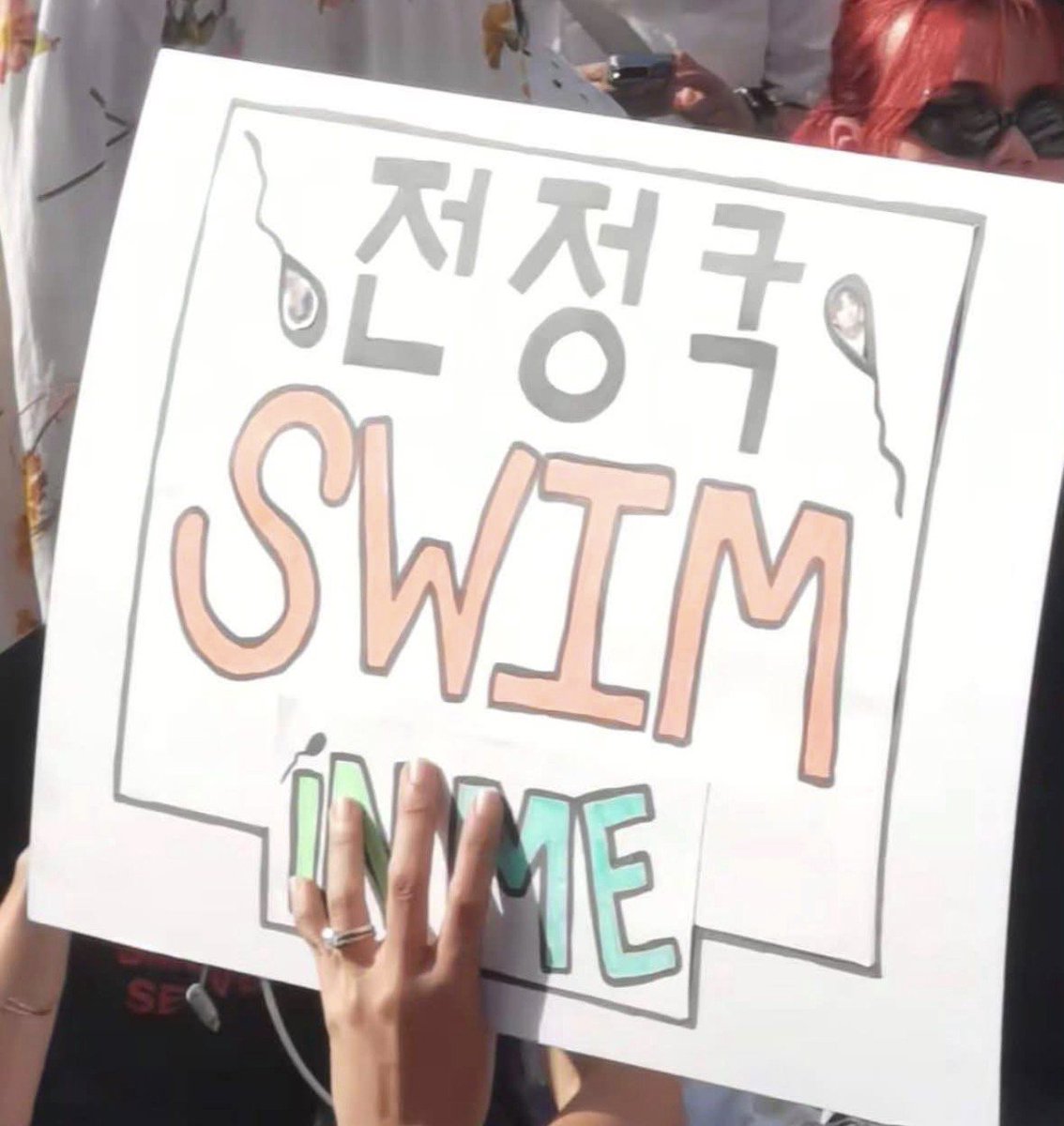 hvjklove's tweet photo. En Bruselas llevaron este cartel al concierto que HORROR

WTF que pedo con esto sinceramente no se que pasa por sus cabezas a llevar este tipo de cosas, JK es una persona que merece como todos respeto!! No por ser IDOL significa que esto es diviertido y que no lo verá mal,entiendan que son personas igual que cada una de nosotras y que hay que tratarlos con respeto!!!
