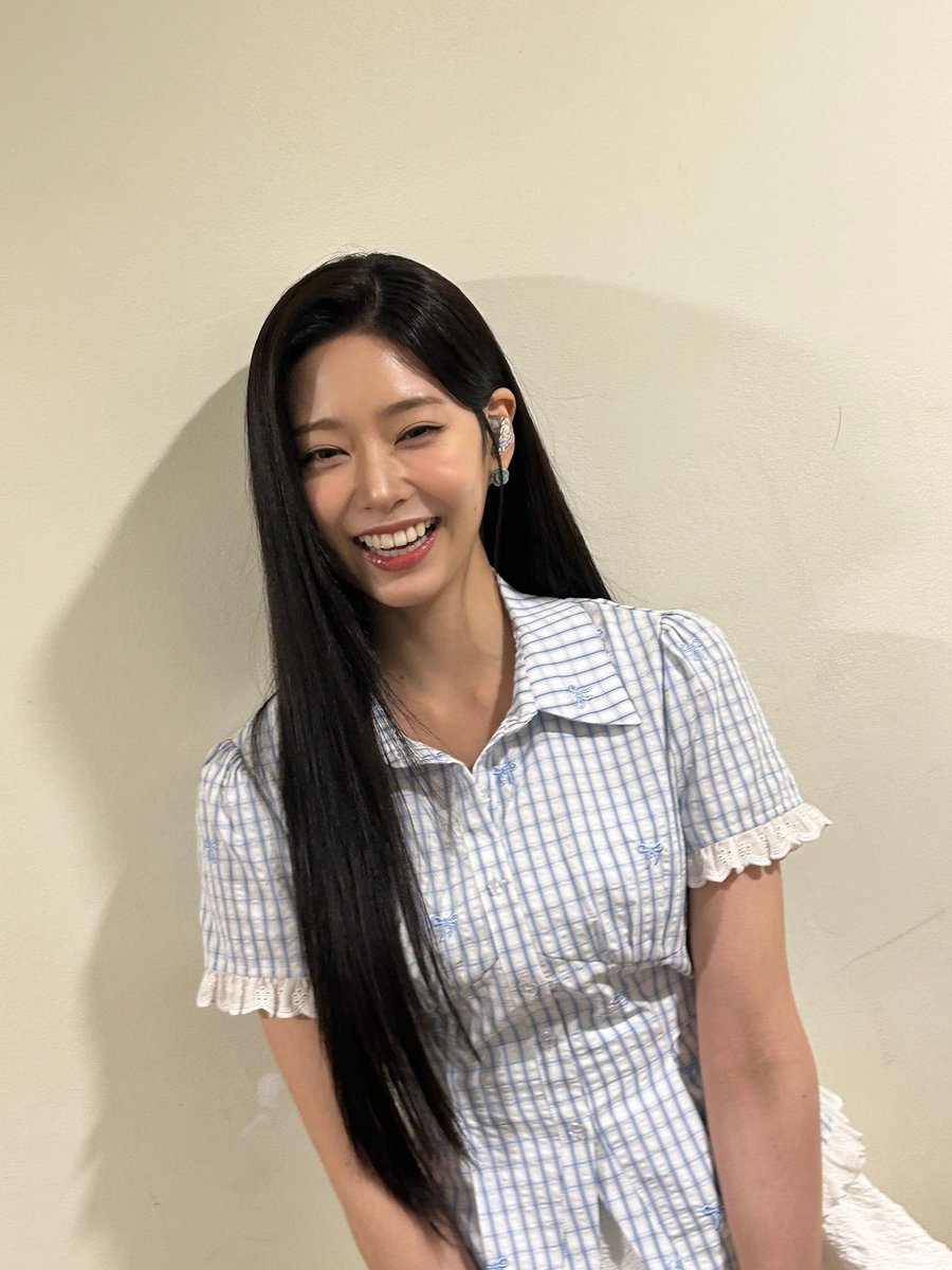 kimmicnju's tweet photo. ˚ . ྀིྀི❤︎.. 백스테이지에서 밍들레 귀여워하기 🌼 https://t.co/addPCb3vHa