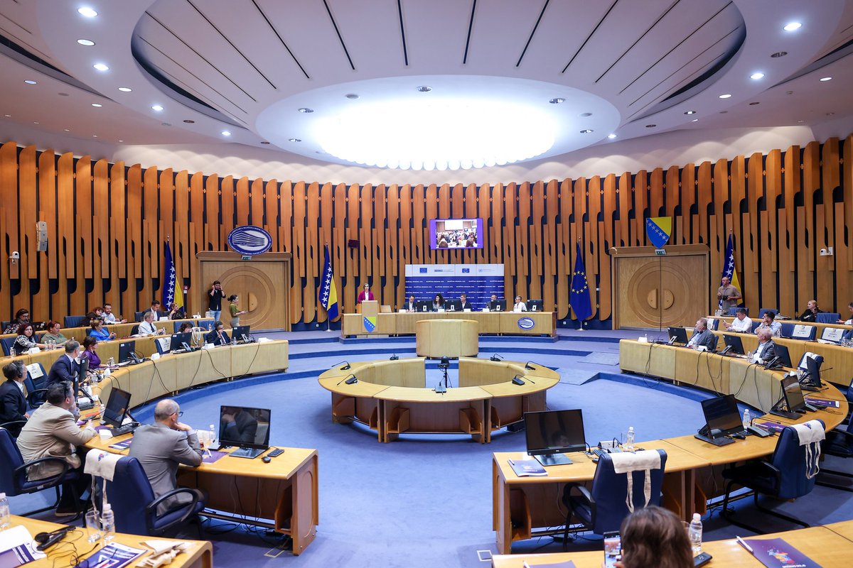 ArnhildSpence's tweet photo. Peaceful &amp; democratic societies are built when citizens participate, institutions act &amp; communities work together to rebuild trust &amp; social cohesion.

@UN_BiH, w/ support from @UNPeacebuilding, remains committed to citizen-centred peacebuilding in 🇧🇦. @eubih @OSCEBiH @CoeSarajevo https://t.co/fqp1pIFLrS