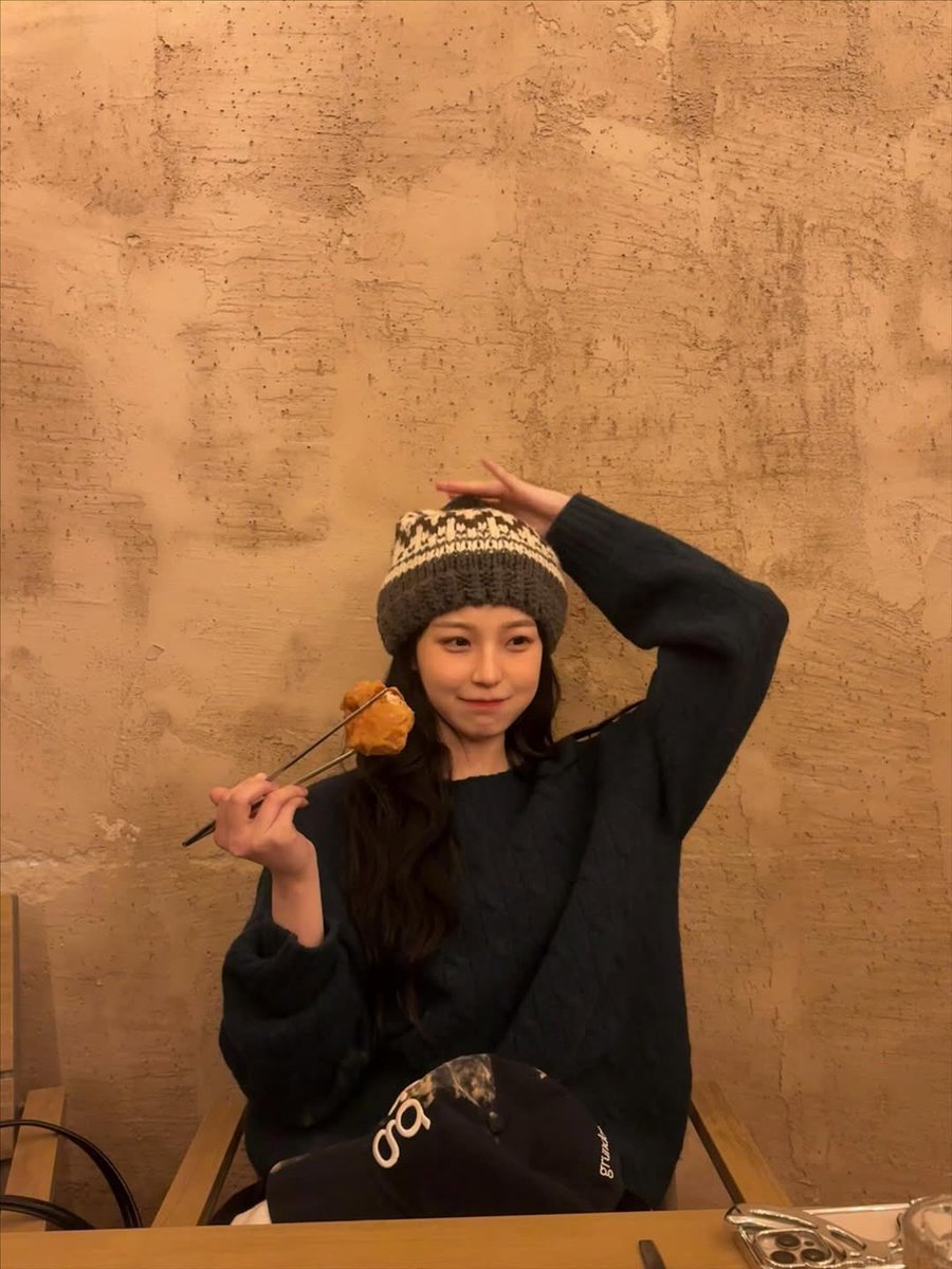 jiheonx's tweet photo. ㅤㅤㅤ

finding pure joy in this cozy beanie and my favorite savory treats. just a soft, whimsical evening spent cherishing every little bite. 🧶🥨✨𐙚

ㅤㅤㅤ https://t.co/m0N2Xin51U