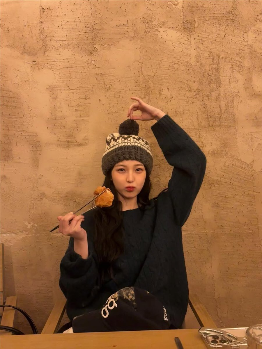 jiheonx's tweet photo. ㅤㅤㅤ

finding pure joy in this cozy beanie and my favorite savory treats. just a soft, whimsical evening spent cherishing every little bite. 🧶🥨✨𐙚

ㅤㅤㅤ https://t.co/m0N2Xin51U