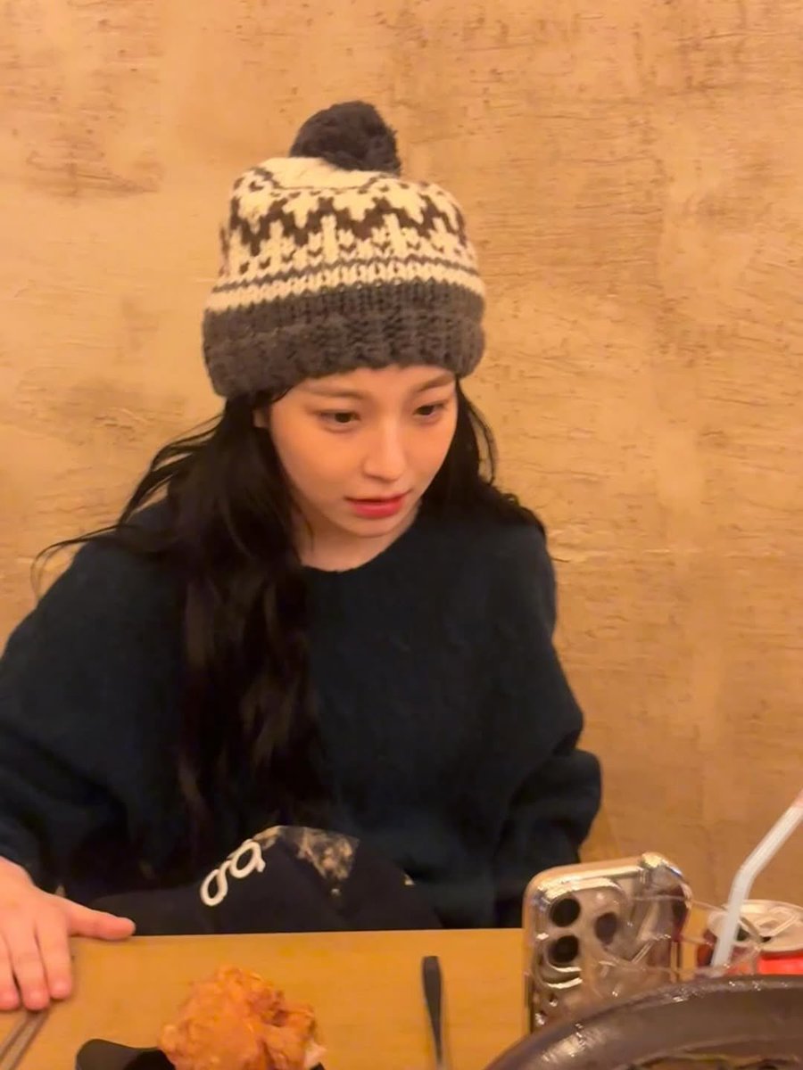 jiheonx's tweet photo. ㅤㅤㅤ

finding pure joy in this cozy beanie and my favorite savory treats. just a soft, whimsical evening spent cherishing every little bite. 🧶🥨✨𐙚

ㅤㅤㅤ https://t.co/m0N2Xin51U