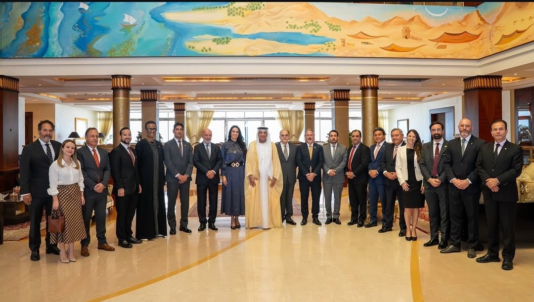 NorCarlosEsCa's tweet photo. La Embajada de Cuba participó en una visita del grupo latinoamericano y caribeño a la Casa Real Al Qasimi, sede del gobierno del Emirato de Ras Al Khaima. El Embajador de #Cuba agradeció las oportunidades que han encontrado una representación de cubanos asentados en esta región https://t.co/gcKPvpW03y