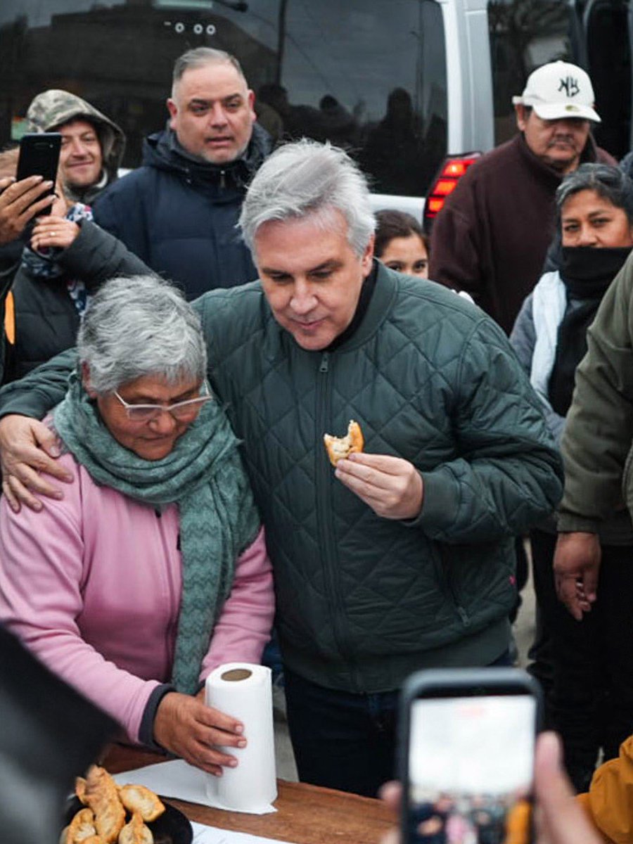 MartinLlaryora's tweet photo. En #Córdoba cumplimos con la palabra. Cada obra que ponemos en marcha o terminamos significa más desarrollo, más oportunidades y una respuesta concreta para quienes viven, trabajan y transitan nuestros barrios.

Gobernar también es estar cerca de la gente: recorrer, escuchar, dialogar y transformar esas necesidades en soluciones.

#HacerParaCrecer