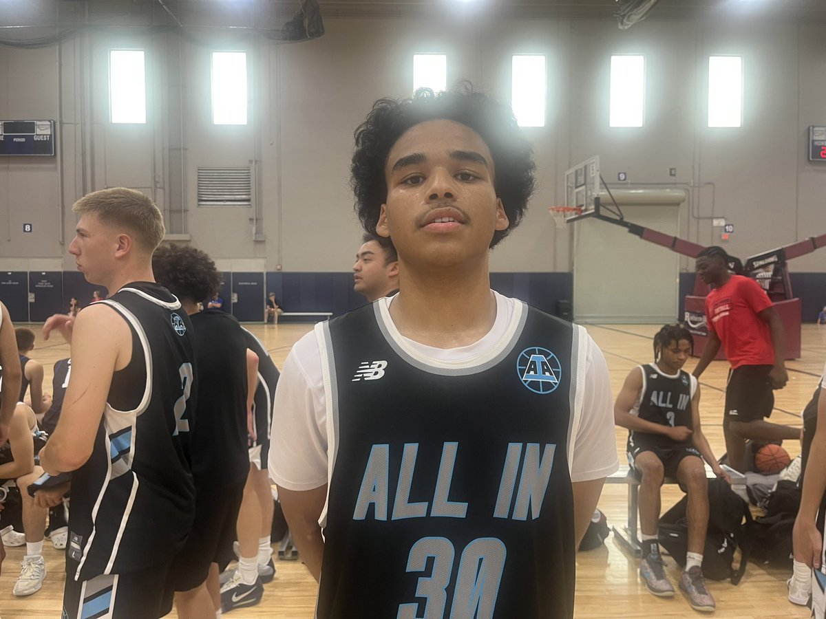 Gilbert_Hoops's tweet photo. Big time 2027 backcourt battle between OPRF D’angelo Perkins and @lockport_hoops Nate Munson. Perkins goes for 28 and his @aiathletics squad gets the win over a good @AthleticsFlight squad. @Munson2027 finished with 21 

#PHTuneUpIL https://t.co/wYAPz8klGn