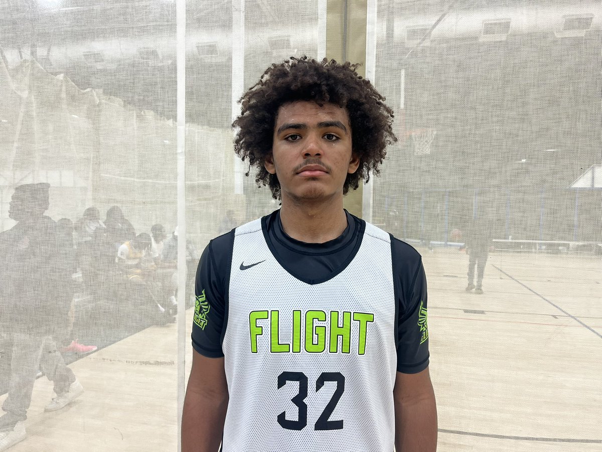 Gilbert_Hoops's tweet photo. Big time 2027 backcourt battle between OPRF D’angelo Perkins and @lockport_hoops Nate Munson. Perkins goes for 28 and his @aiathletics squad gets the win over a good @AthleticsFlight squad. @Munson2027 finished with 21 

#PHTuneUpIL https://t.co/wYAPz8klGn