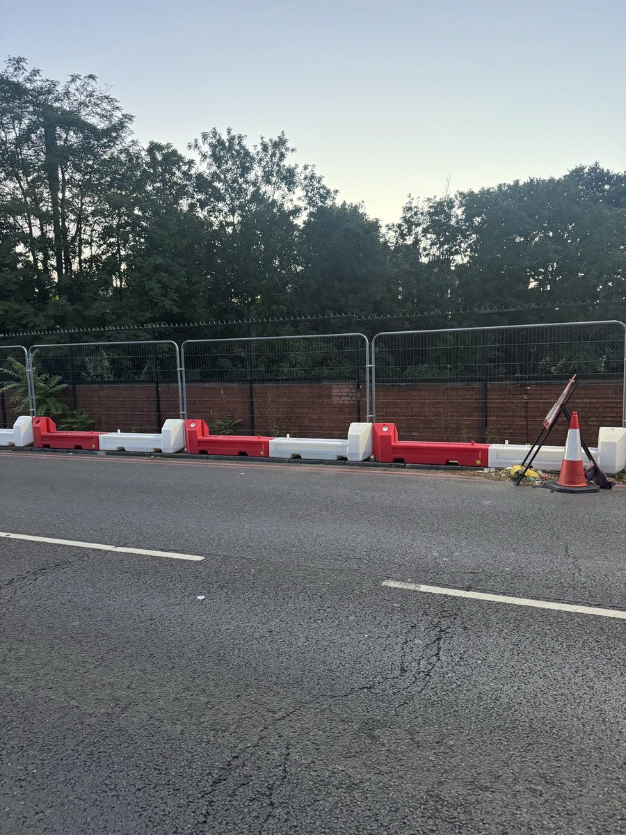 Just_Ry's tweet photo. @TfL your report an issue website is not working, @wandbc advised it’s a red tour so your problem! You have breached accessibility by blocking a pavement. You will see the alternative is closed. Please fix asap! https://t.co/ClDhntWejQ