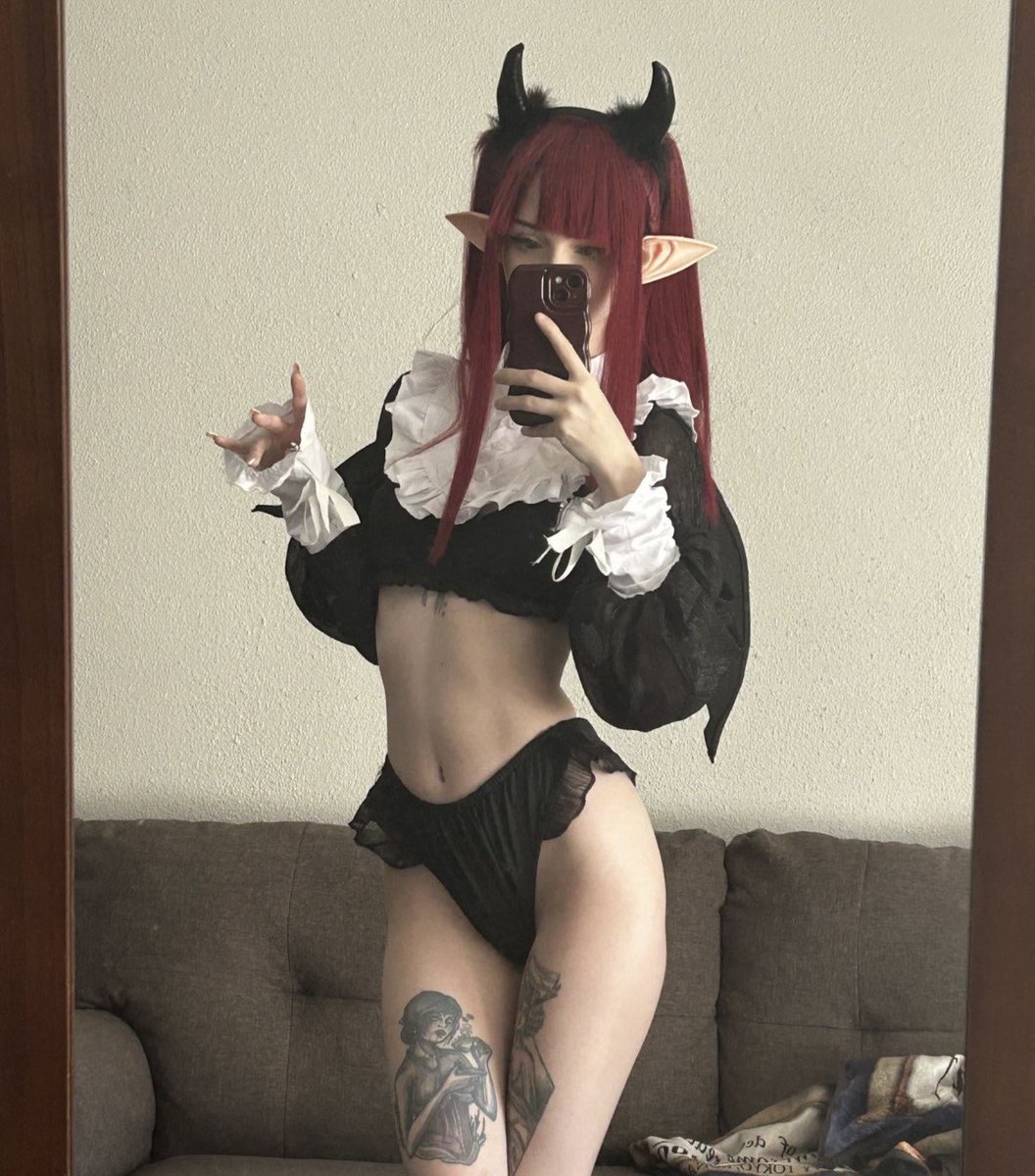 Lannytehe's tweet photo. Rizu-Kyun cosplay from My Dress up Darling  ❤️  🦇 https://t.co/gHfa7eMDmU