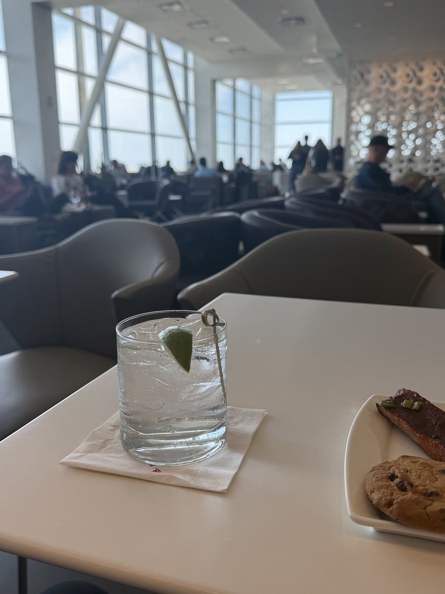 Dayonelead's tweet photo. Historically I’ve gotten the entire $700 Delta Reserve annual fee back in gin and tonics at the SFO Delta Sky Club. https://t.co/nYdllRfFjt