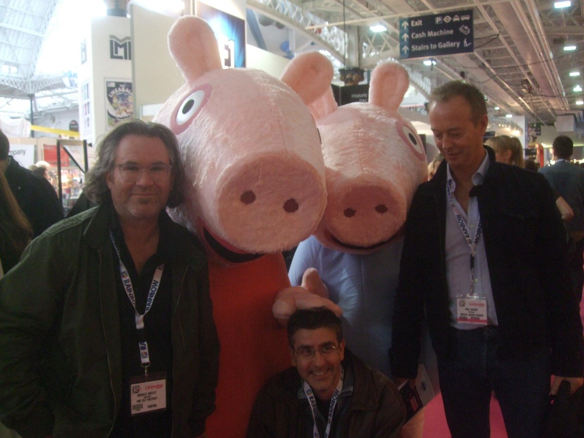 PeppaUpdatez's tweet photo. 📸 Peppa Pig creators Neville Astley, Mark Baker, and Phil Davies posing with Peppa and George. https://t.co/giATHNsCub