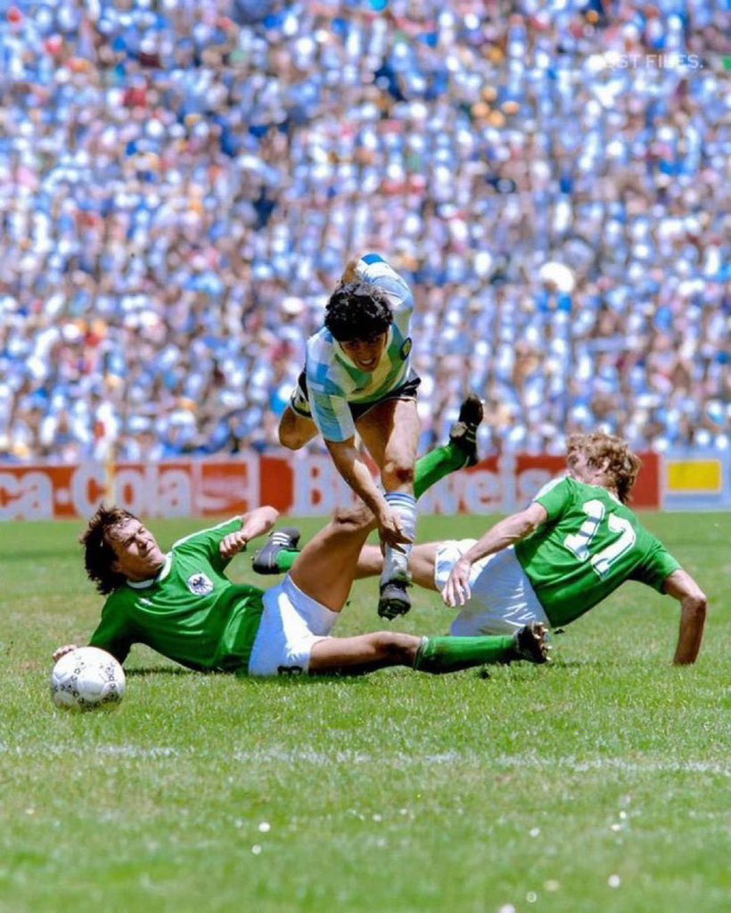 pablo_9420's tweet photo. Dos alemanes en el piso. Un argentino en el cielo. 1986 https://t.co/qRyE7vEYiO