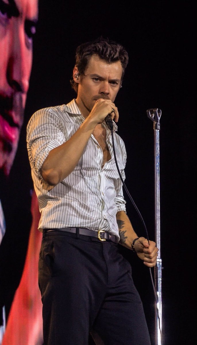 hrrylunaa's tweet photo. still his hottest outfit this tour https://t.co/FLD6zG9ouJ