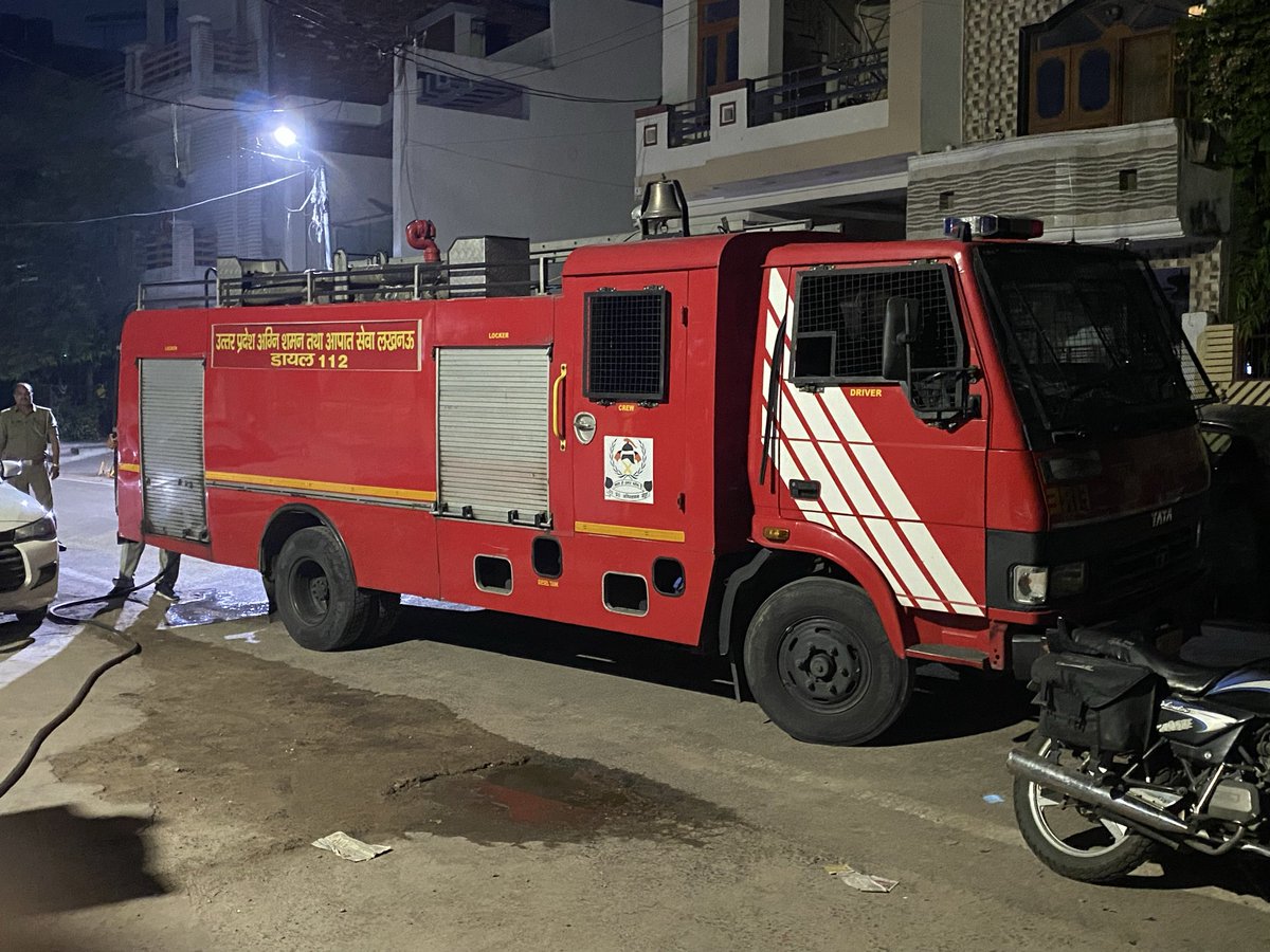 difernt1's tweet photo. Dhanyavaad @lucknowfire @lkopolice ka jo ek 112 call par raat 1 baje aakar bagal ke plot mein aag bujhayi. Response time was less than 3 minutes….that is lit. Lesson for me - community action can be the best social service. I thought it was a small fire but it was quite deep. https://t.co/vrW0xTrxoK