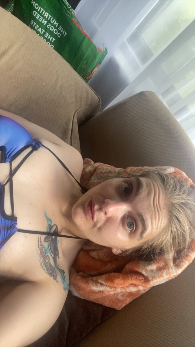 emmybug069's tweet photo. Im drenched in sweat from head to toe who wants to come lick me up https://t.co/UhwIBDwIM0