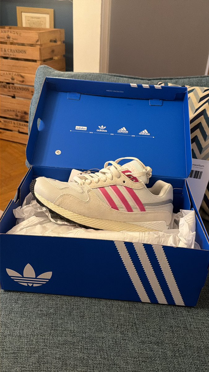 chrisrobbo1973's tweet photo. Sad when I think the box is as good as the trainers 🤦‍♂️ @adiFamily_ https://t.co/oIbpYx5sLM