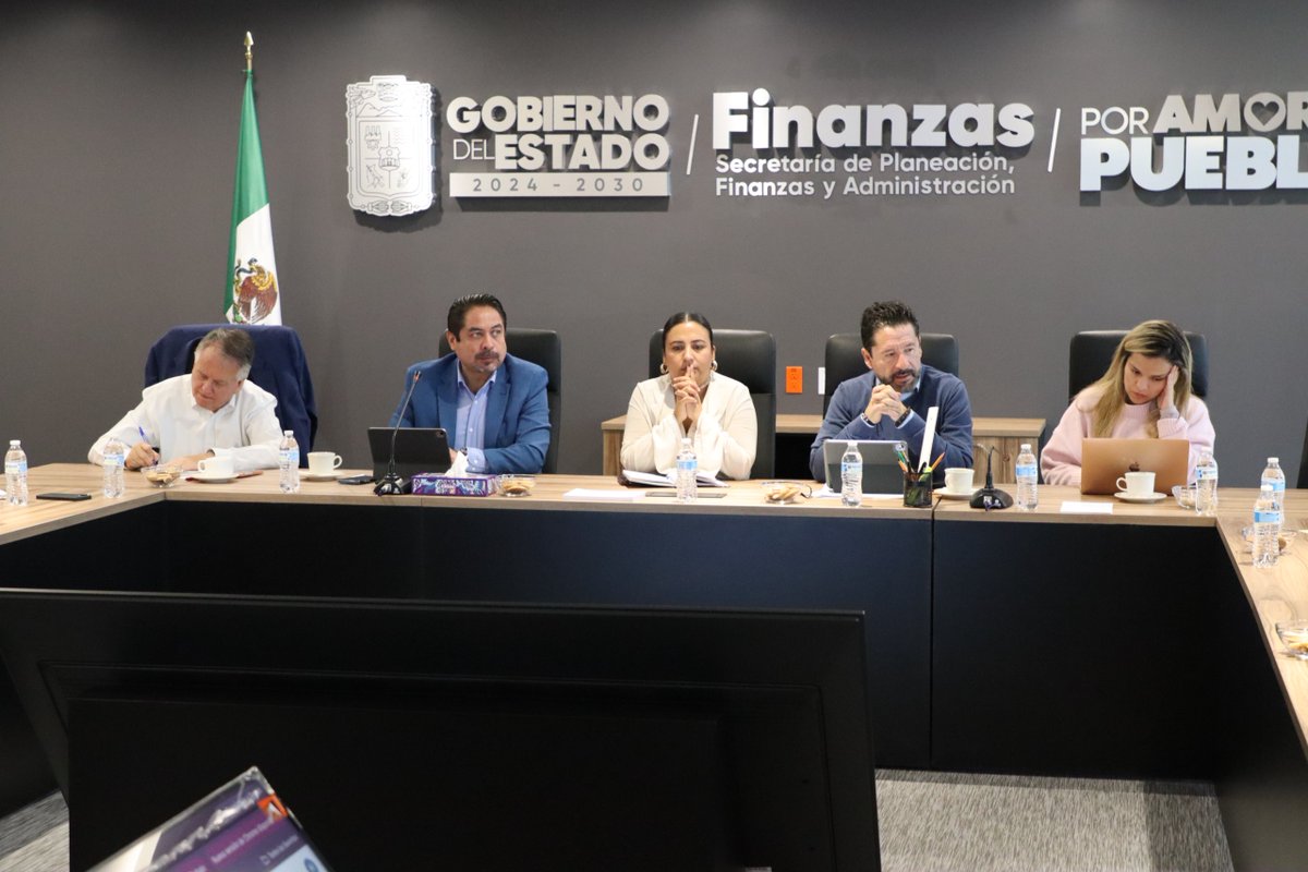 SPFAGobPue's tweet photo. 📍🤝 Sostuvimos una reunión de trabajo para dar seguimiento a la estrategia de los Centros Integrales de Innovación y Transformación Agroindustrial del Estado (CIITRA), que fortalecerá las vocaciones productivas de las 27 microrregiones de Puebla, impulsando la transformación agroindustrial y la generación de riqueza comunitaria. 🌱

Participó nuestra Secretaria, @DanielaSPFA; el Subsecretario de Planeación, Juan Manuel Mendiola; el Subsecretario de Egresos, @witosvaldez; la Subsecretaria de Educación Superior, Lizbeth Martínez Moreno; la Subsecretaria de Desarrollo Rural, Ana Sharey Eulogio; y el Subsecretario de Transformación Digital, Héctor Silva, quienes refrendaron su compromiso de trabajar en coordinación, bajo el liderazgo de la Presidenta de México, @Claudiashein, y del Gobernador @armentapuebla_, para fortalecer el desarrollo regional y el bienestar de las y los poblanos. ❤️🇲🇽

#PorAmorAPuebla