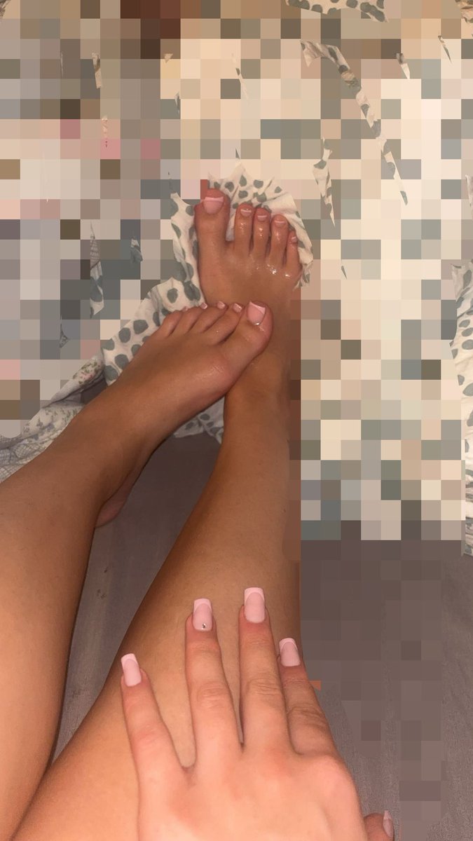 Leylaaa475's tweet photo. Zahlsklaven einmal antreten ihr Loser könnt schön abdrücken 🥰💸

Halt die Fresse und drück  deiner Herrin ab, kriege  als Belohnung  was wenn du brav bist du Loser  
#zahlsklaven #Sklave #dom #findom #femdom #Herrin #Feets https://t.co/06Ojii75LX