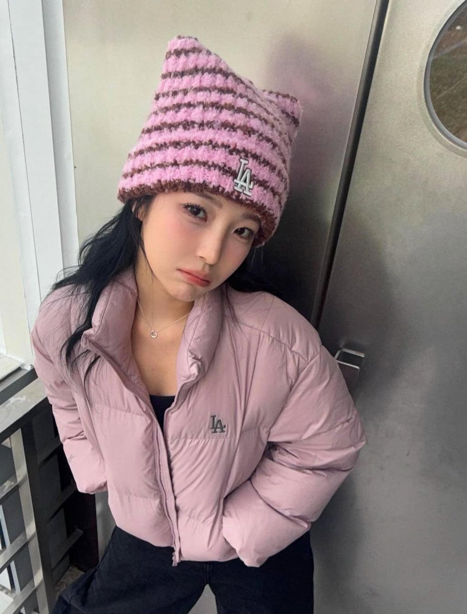 jiheonx's tweet photo. ㅤㅤㅤ

Embracing this monochromatic aesthetic, feeling utterly dainty in my soft puffer and whimsical beanie—a truly serene, effortless, and charming ensemble for today’s quiet interlude. 🍡🎀🌸🍬

ㅤㅤㅤ https://t.co/4RzPILZUQz