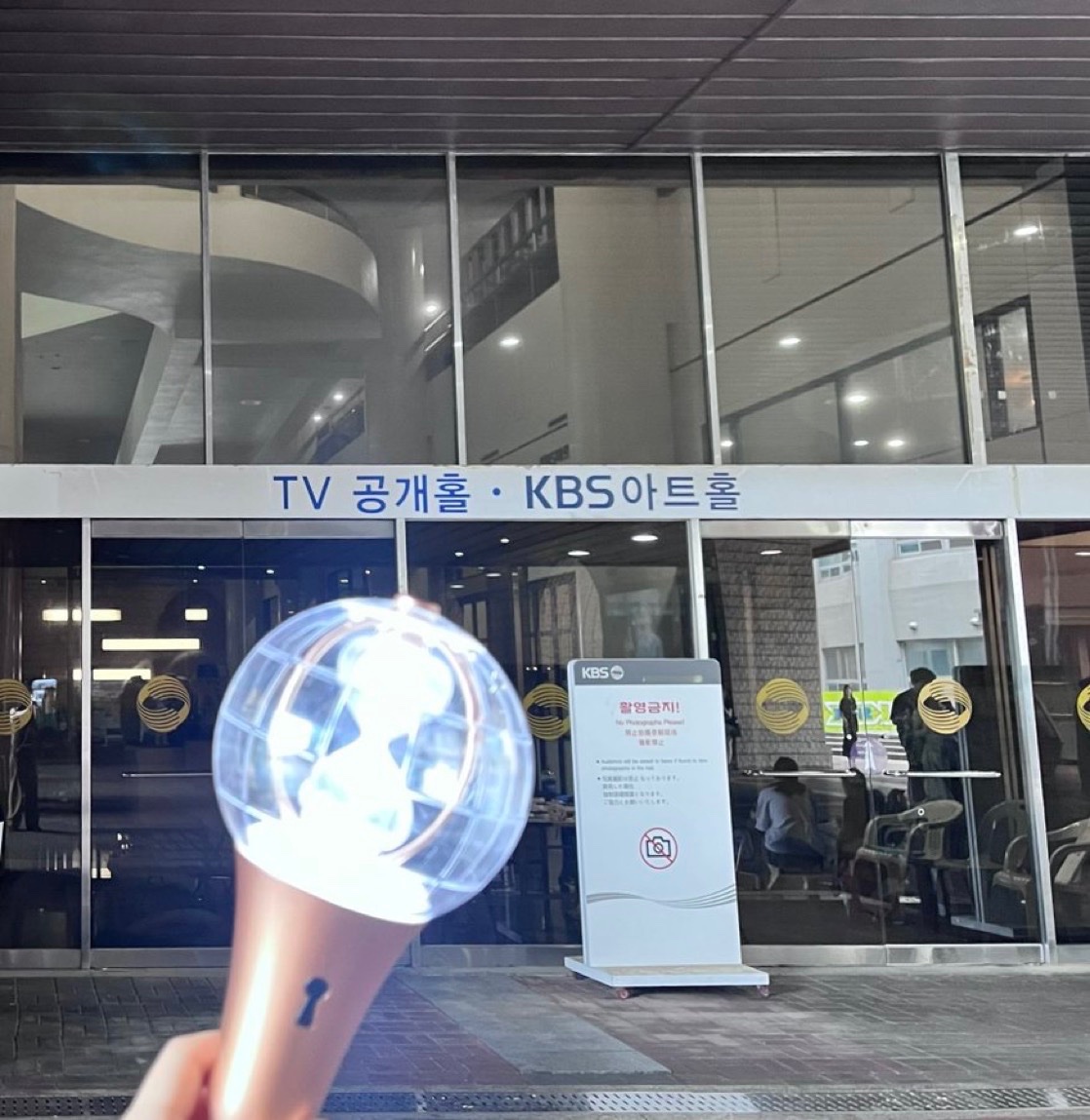 ATEEZstaff's tweet photo. [🔊] 260703 (금) KBS2 '뮤직뱅크' 사전 녹화 재모임 안내

☑️재모임 시간: 07:30AM

명단 체크를 완료하신 분들께서는 명단 확인 장소(KBS 신관 홀)로 와주시기 바랍니다.
★ 인원 체크와 함께 배부 드린 스크래치 럭키 카드의 당첨 여부를 꼭 확인 부탁드립니다. https://t.co/6emYN107ow